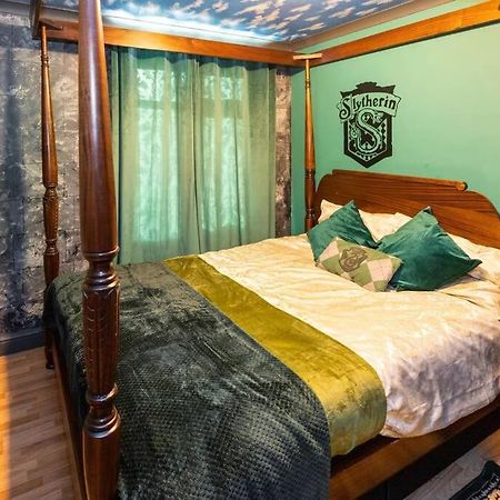 Hogwarts Hideaway Themed Property Уотфорд Экстерьер фото
