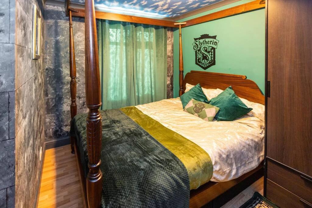 Hogwarts Hideaway Themed Property Уотфорд Экстерьер фото