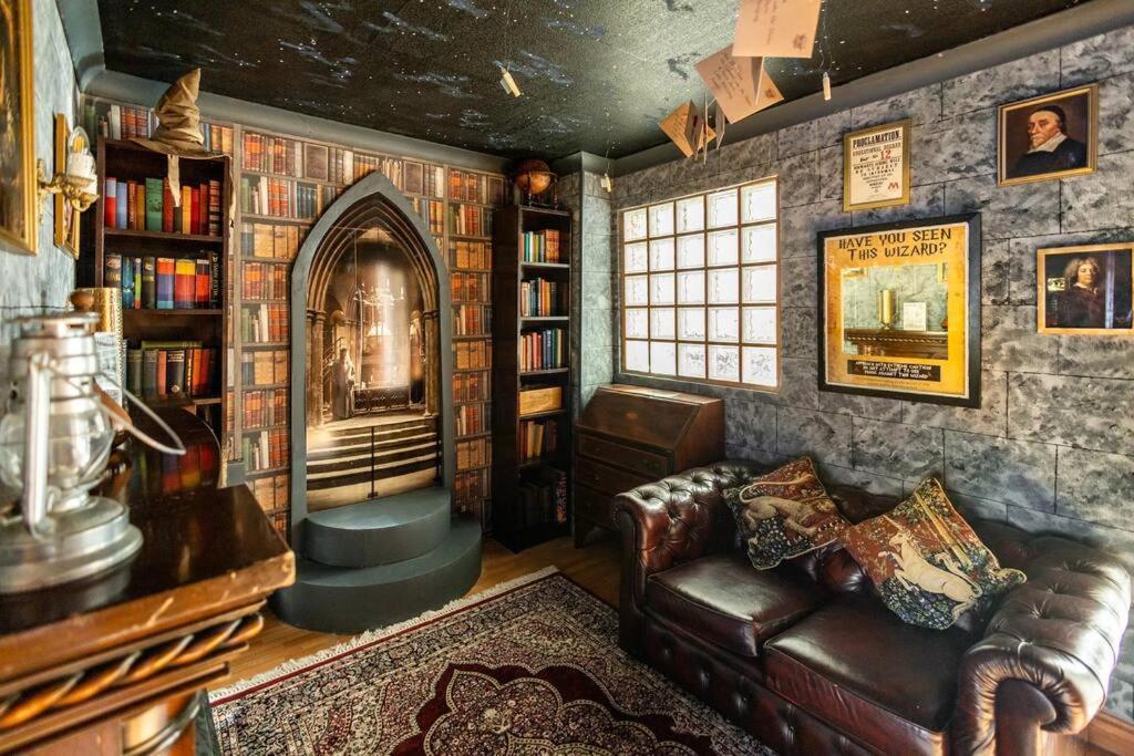 Hogwarts Hideaway Themed Property Уотфорд Экстерьер фото
