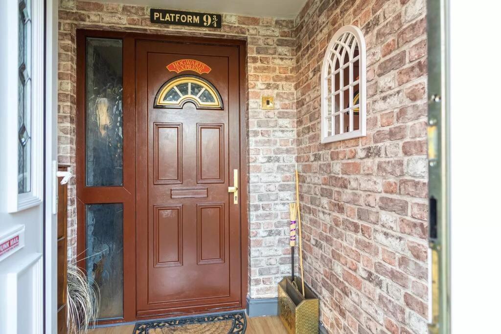 Hogwarts Hideaway Themed Property Уотфорд Экстерьер фото