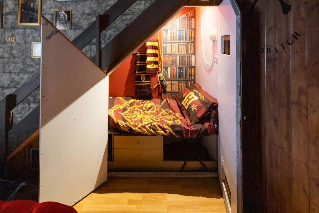 Hogwarts Hideaway Themed Property Уотфорд Экстерьер фото