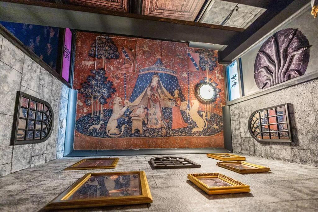 Hogwarts Hideaway Themed Property Уотфорд Экстерьер фото